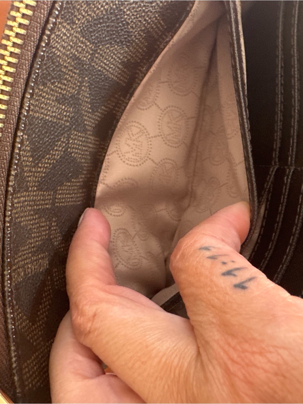 Michael Kors Fulton
Crossbody Bag Brown
Monogram Adjustable Strap
Flap Classic - Picture 9 of 15